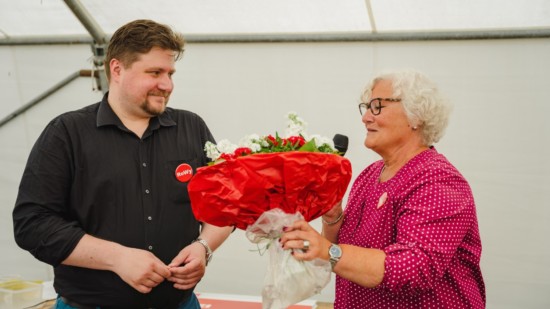 Dr. Robert Wycislo erhält Blumen